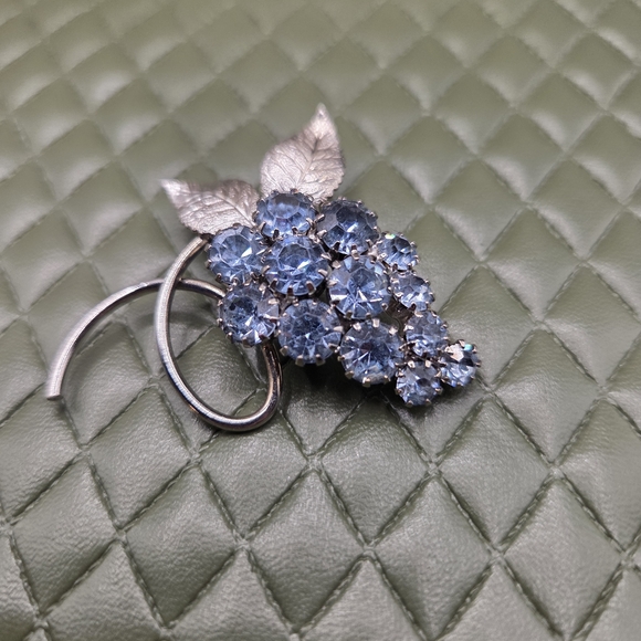 1041. Vintage Silver-Tone Blue Crystal Grape Cluster Brooch - Picture 3 of 5